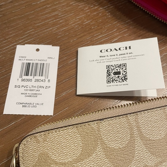 SALE PRICE FIRM NWT COACH WRISTLET - Sig PVC Light Cream Zip w/ Coach paper bag - Picture 3 of 5